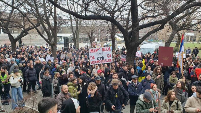 novosadani-izasli-na-protest:-najavili-visecasovnu-blokadu-zbog-incidenta-u-beogradu-(foto;-video)