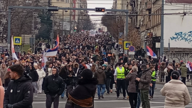 Протест-студената-испред-Врховног-суда-у-Београду,-шетња-у-Новом-Саду-због-инцидента-у-Рузвелтовој