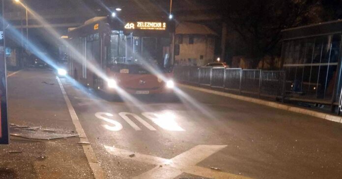 autobus-zbog-turaze-nije-mogao-da-se-zaustavi:-vozac-povreden-i-prevezen-na-urgentni-centar-(foto)