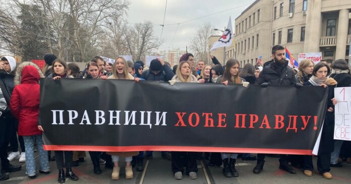 posle-protesne-setnje-zbog-incidenta-u-ruzveltovoj-studenti-se-vratili-na-fakultete-(foto,video)