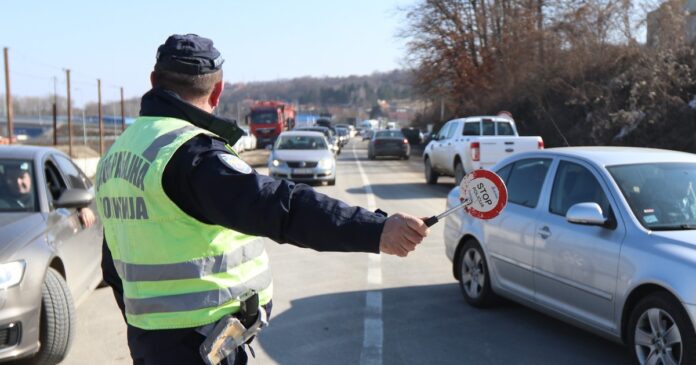 policajci-zaustavili-vozaca-kamiona,-pa-mu-trazili-pare:-ubrzo-je-usledilo-hapsenje