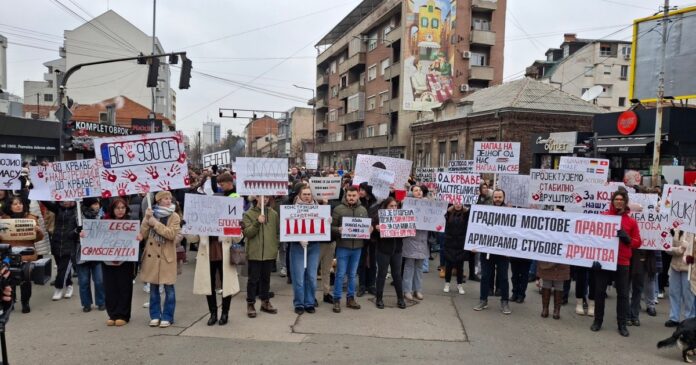 studenti-i-gradani-i-danas-blokirali-saobracaj:-okupljanja-u-nekoliko-gradova-u-srbiji,-manji-incidenti-u-beogradu-i-novom-sadu-(foto,-video)