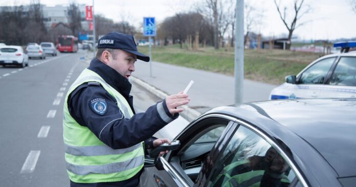 nezapamceno-bahacenje-kod-blaca!-bentlijem-‘besneo’-van-grada,-vozio-100-na-sat-vise-od-dozvoljenog