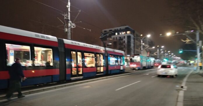 tramvaji-stoje-u-bulevaru-kralja-aleksandra-vise-od-20-u-koloni,-a-ovo-je-razlog-(foto,-video)