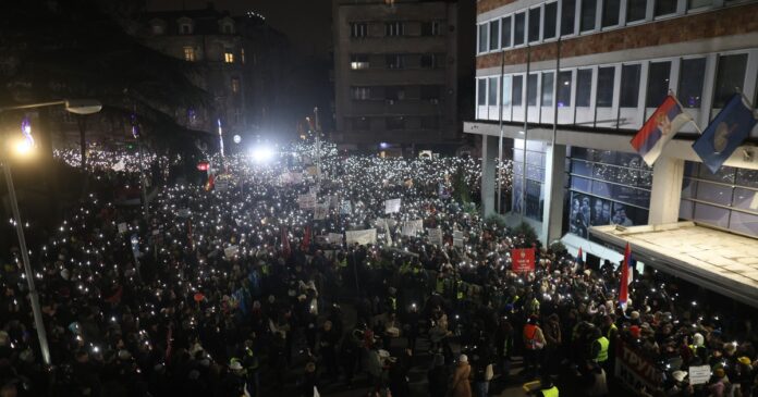 protest-ispred-rts-zavrsen-bez-incidenata:-odrzano-15-minuta-tisine,-ponovljeni-zahtevi-(foto,-video)