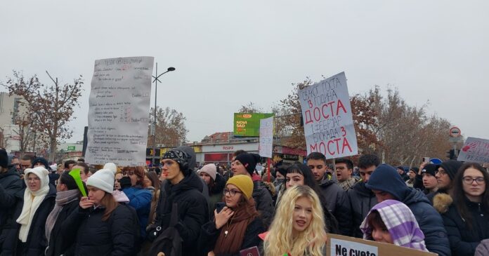 zavrsen-protest-srednjoskolaca-u-novom-sadu-u-znak-podrske-prosvetarima-i-studentima,-okupljanje-i-u-sremskoj-mitrovici-i-u-cacku-(foto,-video)