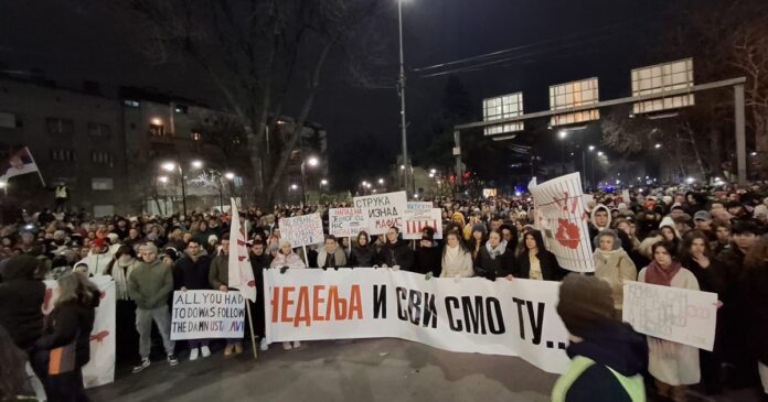 studentski-protesti:-u-beogradu-okupljeni-ispred-ministarstva-prosvete-odrzali-15-minuta-tisine,-u-nisu-skup-na-mostu-mladosti-(foto,-video)