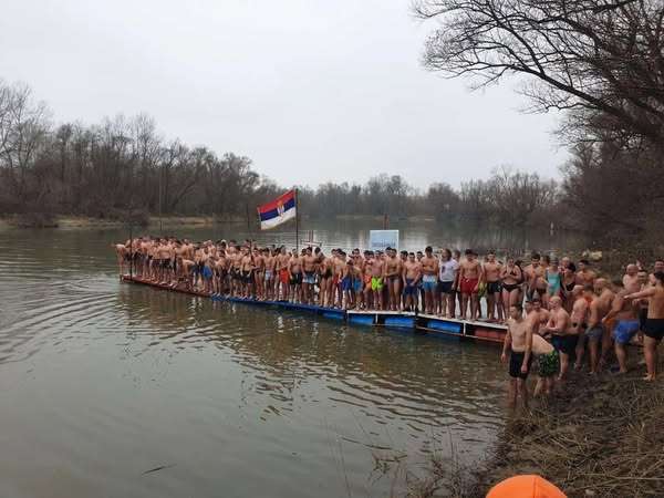 plivanje-za-casni-bogojavljenski-krst:-u-trsteniku-i-rasinskom-okrugu-odrzana-tradicionalna-verska-i-sportska-manifestacija-(foto)