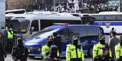 nastavlja-se-drama-u-juznoj-koreji!-pristalice-bivseg-predsednika-upale-u-sud,-jun-u-samici!