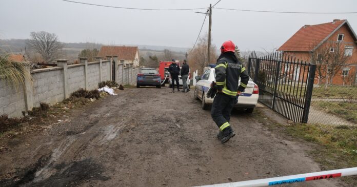 vatrogasci-pretrazuju-rusevine-doma-za-stare-ispituje-se-da-li-ima-jos-stradalih-u-stravicnom-pozaru-u-barajevu:-na-licu-mesta-i-forenzika