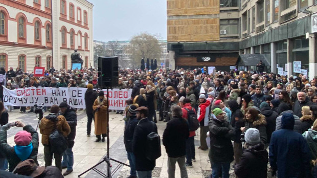 Протест-дела-просветних-радника-на-платоу-испред-Филозофског-факултета-у-Београду