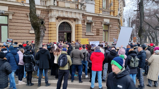 У-школама-у-Србији-од-потпуне-обуставе,-преко-скраћених-часова-до-редовне-наставе