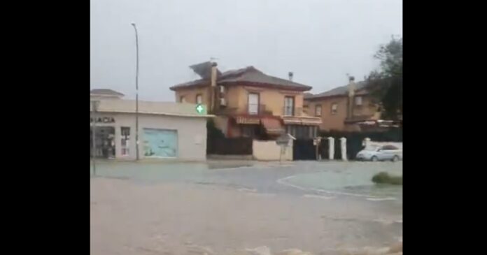 (video)-oluja-napravila-kataklizmu-u-spaniji!-bujice-nose-sve-pred-sobom,-gradani-dobili-hitno-upozorenje:-moguc-i-tornado,-nevreme-se-vidi-iz-svemira