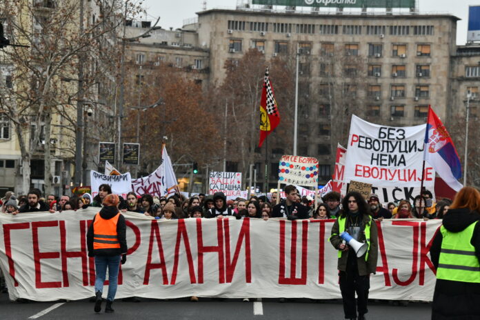 blog-uzivo-pet-hiljada-univezitetskih-profesora-podrzalo-studentski-protest:-poziv-sindikatima-u-prosveti,-posti-i-eps-u-na-generalni-stajk