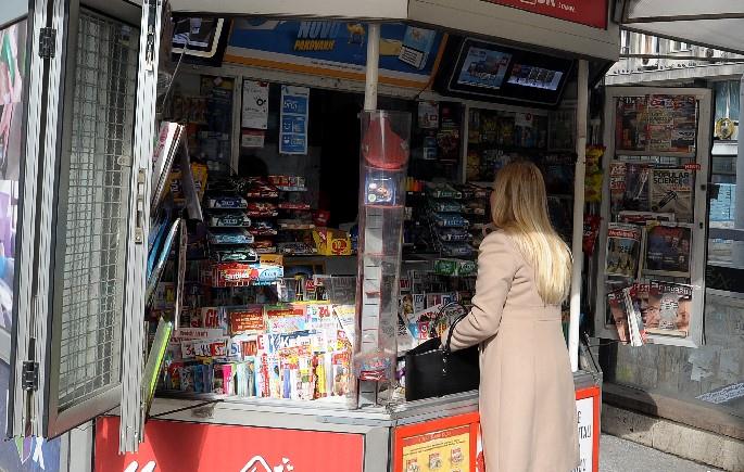 ljudi-dodu-na-ovu-trafiku-i-skroz-se-zbune-kad-vide-sta-stoji-u-vitrini:-u-ovom-gradu-u-srbiji-posluje-najneobicniji-kiosk-(foto)