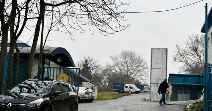 filmska-drama-u-gradskom-preduzecu-radnik-izasao-iz-auta,-stavio-pistolj-za-pojas-i-krenuo-ka-kancelariji!-(foto)