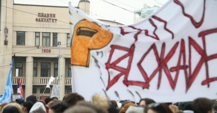 blokiran-saobracaj-na-nekoliko-lokacija-u-gradu,-incident-na-novom-beogradu:-covek-ucenike-i-nastavnike-pojurio-drvenom-palicom,-iskocio-iz-stana-kroz-prozor-(foto,-video)