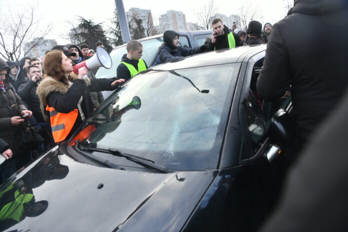 uznemirujuce-ovo-je-trenutak-kada-je-devojka-automobilom-udarila-studentkinju-i-nosila-je-na-haubi