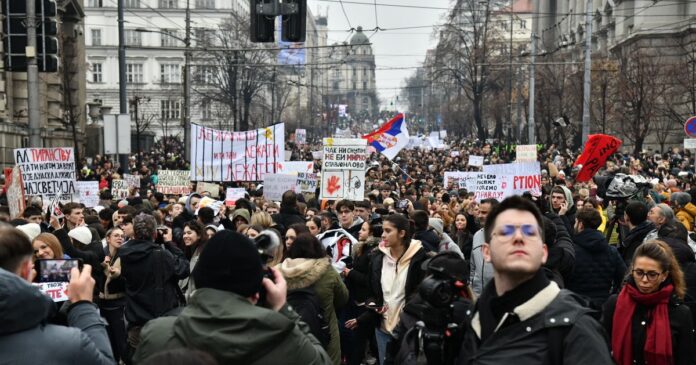 studentski-protesti-danas-pod-parolom-generalnog-strajka:-blokirani-kruzni-tokovi-kod-opstine-novi-beograd-i-na-autokomandi,-pancevac-neprohodan,-incident-i-hapsenje-u-jurija-gagarina