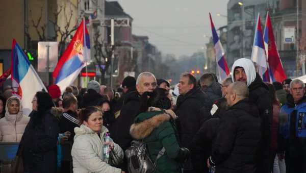 snimak-iz-drona-ostavlja-bez-daha:-centar-jagodine-pun-ljudi-ni-cioda-ne-moze-da-stane-(video)