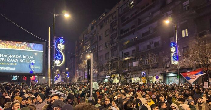 studentski-protesti-danas-pod-parolom-generalnog-strajka:-okupljeni-stigli-ispred-rts-a,-odrzano-15-minuta-tisine-(foto,-video)