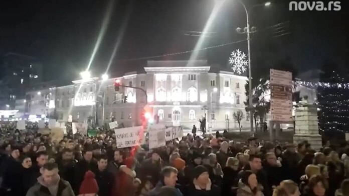 hiljade-ljudi-na-protestu-u-uzicu-(video)