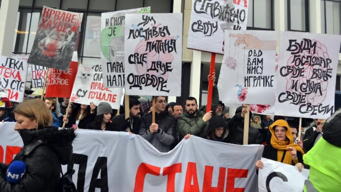 studenti-i-gradani-protestuju-ispred-radio-televizije-kragujevac