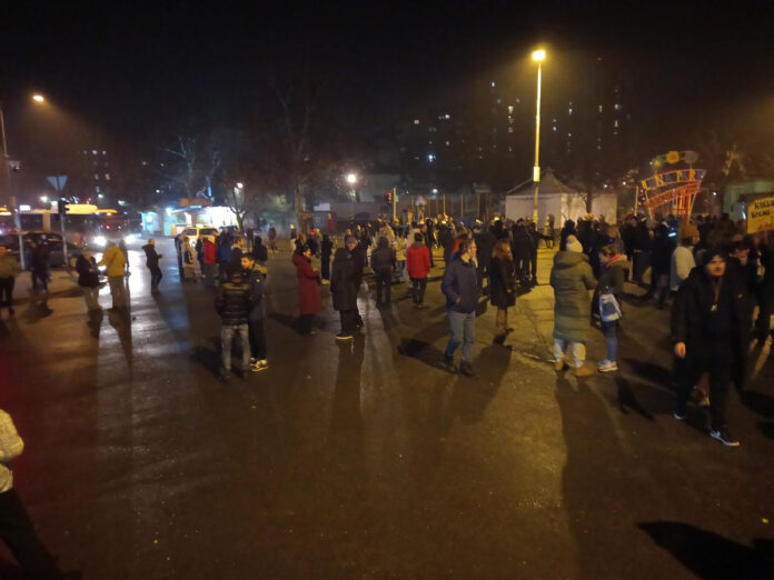 video-carke-izmedu-policajaca-i-gradana-u-rakovici-koji-su-zvizdali-gostima-sns-tribine