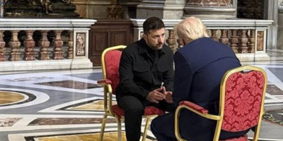 (video)-misterija-iz-vatikana!-za-koga-je-bila-treca-stolica-na-sastanku-trampa-i-zelenskog?!-britanci-otkrili-pravu-pozadinu-price!