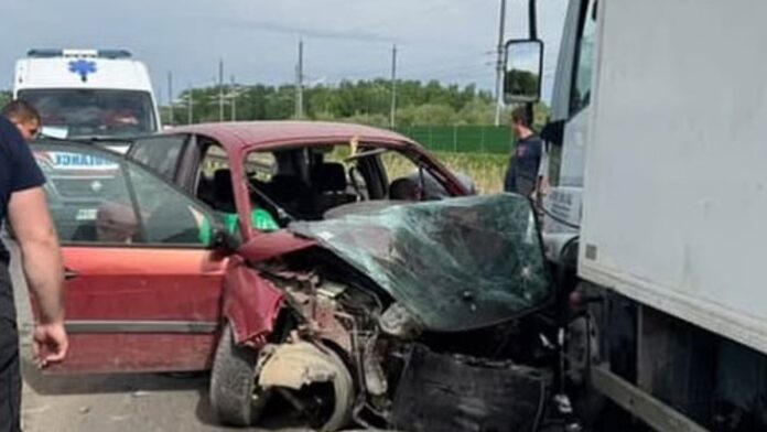 (foto)-uzasna-nesreca-kod-sremskih-karlovaca-direktan-sudar-kamiona-i-automobila,-ima-i-povredenih:-vozila-totalno-unistena,-delovi-rasuti-svuda-po-putu…