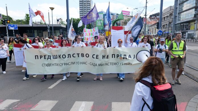 grupa-zaposlenih-u-predskolskim-ustanovama-i-studenata-u-blokadi-protestuje-u-centru-beograda-(foto)
