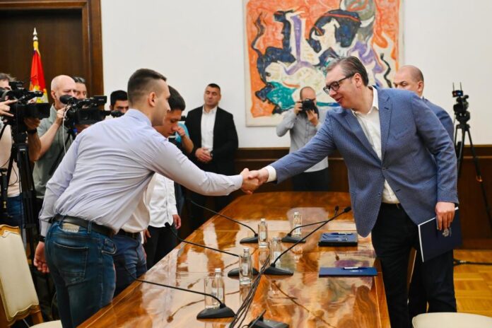 “blokaderi-unistili-godinu-koja-je-nenadoknadiva,-bice-odgovornosti”-vucic-sa-studentima-koji-zele-da-uce,-odlucili-da-strajkuju-gladu-“ceo-sistem-cemo-menjati”