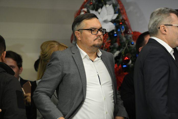 „zika-gojkovic-glumi-autoritet,-dok-ga-krase-nerad,-preletanje-i-servilnost“