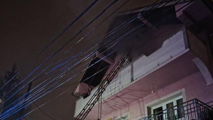 veliki-pozar-na-zvezdari-vatra-buknula-kod-ulaznih-vrata,-tri-osobe-izletele-na-terasu-kuce-u-plamenu:-vatrogasci-ih-evakusali-(foto,-video)