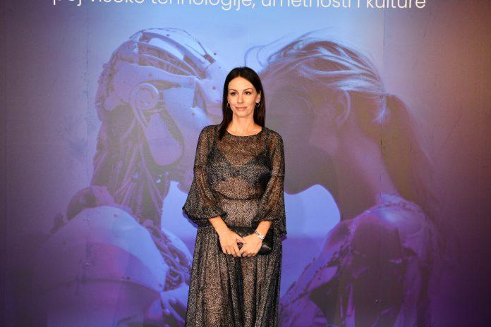 elegantno-i-atraktivno:-sloboda-micalovic-izgledom-odusevila-sve-foto