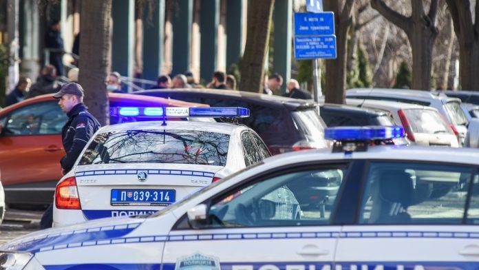 oglasio-se-mup-o-legitimisanju-starice-u-zemunu-kojoj-okupljeni-tokom-blokade-nisu-dozvolili-da-prode-(video)