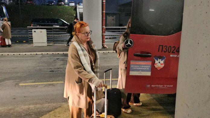 tanja-boskovic-iz-aviona-direkt-u-gsp-glumica-(72)-sama-vuce-dva-kofera,-vidno-neraspolozena-usla-u-gradski-prevoz-(video)