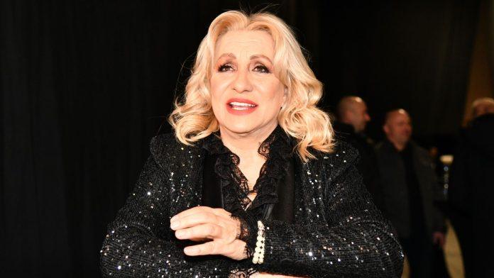 oni-se-ne-odvajaju-od-vesne-zmijanac-otkriveno-ko-je-pored-pevacice-u-bolnici,-evo-kada-bi-trebalo-da-bude-otpustena-kuci