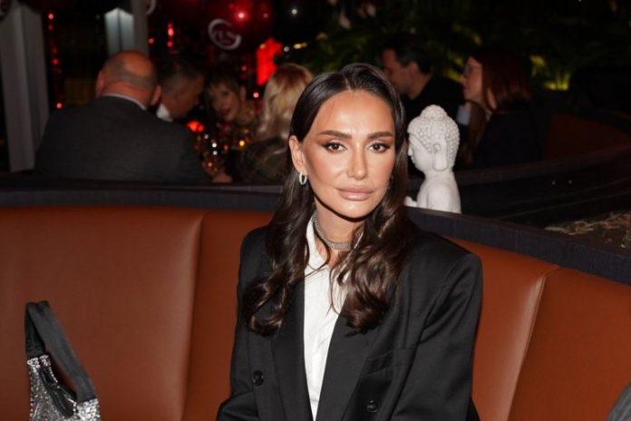 velika-tajna-emine-jahovic-obelodanjena:-iz-porodicnog-doma-otkriveno-sve,-pevacica-ovo-vise-ne-moze-da-krije!