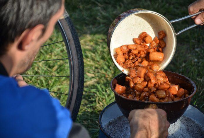 svinjokolj-kao-turisticka-atrakcija-za-7.000-dinara:-“rat”-zbog-nove-poslovne-ideje-na-drustvenim-mrezama-–-jedni-za,-a-drugi-protiv