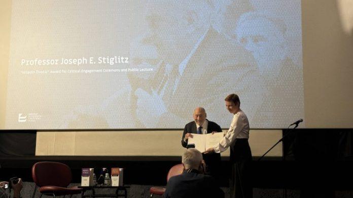 ekonomista-i-nobelovac-dzozef-stiglic-u-beogradu-primio-nagradu-ifdt