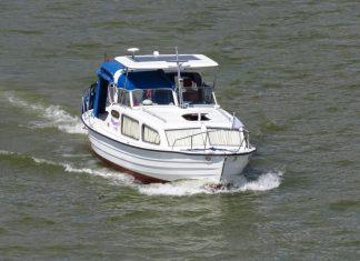 Prevrnuo se gliser na Skadarskom jezeru, spašene tri osobe prevrnuo-se-gliser-na-skadarskom-jezeru,-spasene-tri-osobe