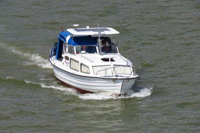 prevrnuo-se-gliser-na-skadarskom-jezeru,-spasene-tri-osobe