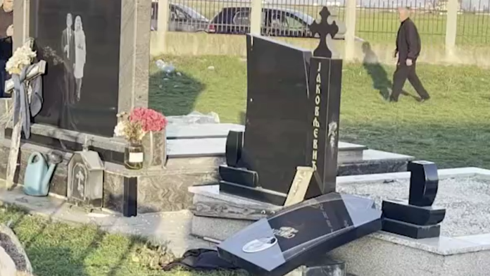 “porodica-je-zatekla-srusen-spomenik”-kancelarija-za-kim-se-oglasila-povodom-skrnavljenja-pravoslavnog-groblja:-“anticivilizacijski-cin”-(foto)