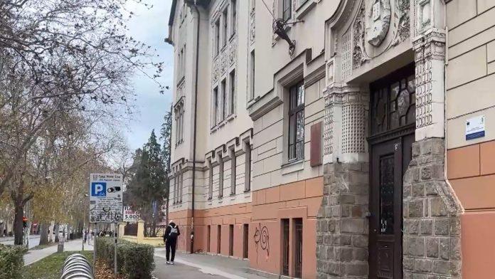 profesoru-koji-je-deci-pokazivao-pornografiju-nije-odreden-pritvor-novosadani-zgrozeni,-oglasila-se-i-skola:-evo-koje-mere-su-mu-izrecene