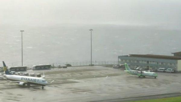 “emilija”-pogodila-kanarska-ostrva:-oluja-napravila-haos:-poplavljene-kuce,-odneti-krovovi,-nesrece-na-putevima-(foto)