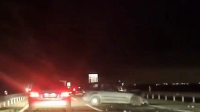 prednji-deo-vozila-unisten,-delovi-rasuti-po-putu-teska-nesreca-kod-indije:-stvaraju-se-velike-guzve-na-auto-putu-(video)