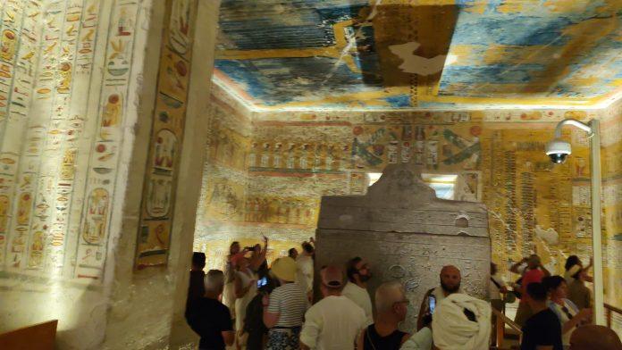 oci-u-oci-s-tutankamonom:-nova.rs-u-dolini-kraljeva