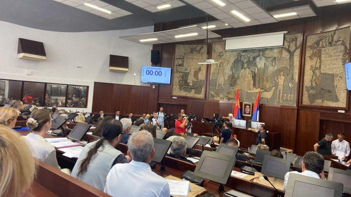 „besplatna-verzija“-demokratije-u-cacku:-sns-odbio-amandmane-jer-su-prosli-kroz-vestacku-inteligenciju