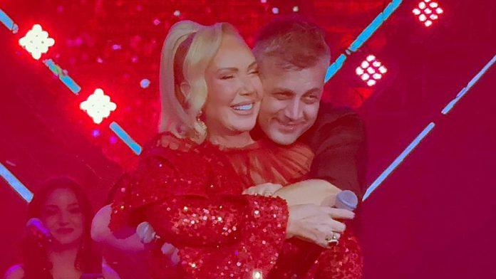 lepa-brena-kao-milion-dolara-na-koncertu-leksingtona-cela-sija-u-crvenom,-a-pevac-je-grli-–-obratio-joj-se-emotivnim-recima:-“hvala-ti-sto-postojis”-(video)